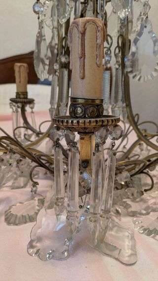 Lámpara antigua de araña con lágrimas de cristal