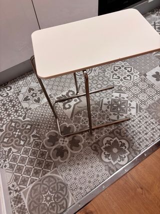 Mesa auxiliar beige metal 50 x30 y altura 55cm