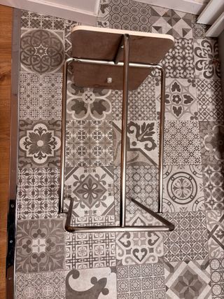 Mesa auxiliar beige metal 50 x30 y altura 55cm