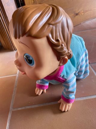 Muñeco bebé gateando