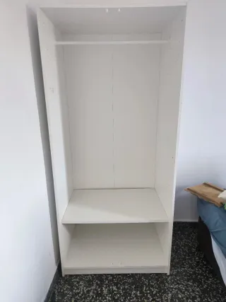 Armario blanco de madera