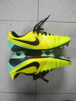 Botas Fútbol Nike CTR360 Talla 39 + regalo 2 pares