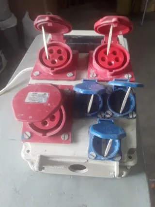 Regleta 4 enchufes industriales