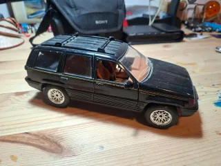Coche a escala 1:18 Jeep Grand Cherokee