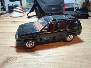 Coche a escala 1:18 Jeep Grand Cherokee
