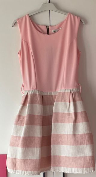 Vestido rosa con rayas.