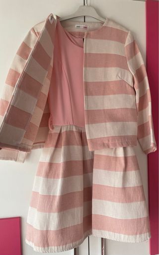 Vestido rosa con rayas.
