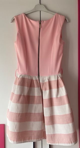 Vestido rosa con rayas.
