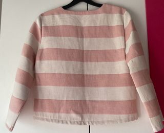 Vestido rosa con rayas.