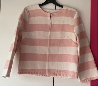 Vestido rosa con rayas.