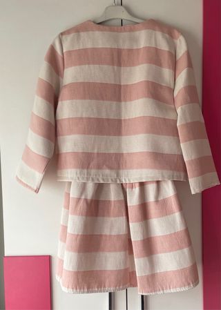 Vestido rosa con rayas.