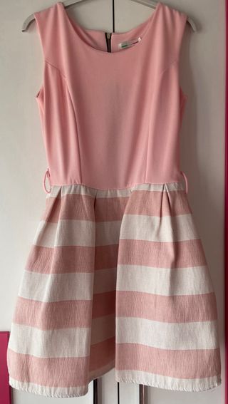 Vestido rosa con rayas.