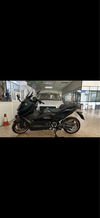 Yamaha TMAX Tech MAX 560