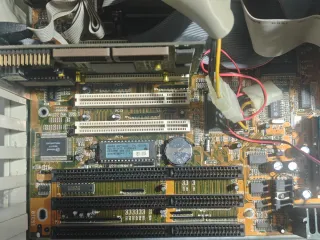 Torre PC Pentium MMX 166MHz Beige