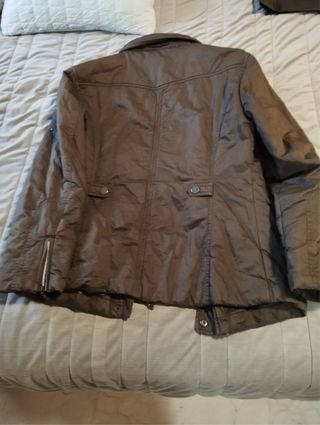 Parka marrón con cremallera y bolsillos