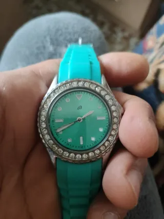 Reloj de pulsera verde con bisel plateado