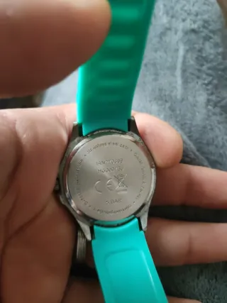 Reloj de pulsera verde con bisel plateado