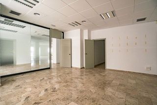 Local comercial en alquiler en La Roqueta en Valencia