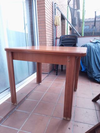 Mesa de comedor de madera