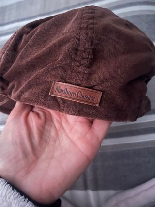 Gorra marrón con bordado