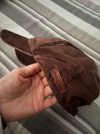 Gorra marrón con bordado