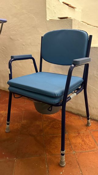 Silla inodoro azul sin usar
