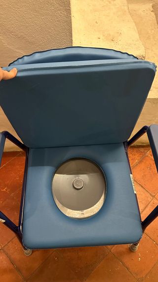 Silla inodoro azul sin usar