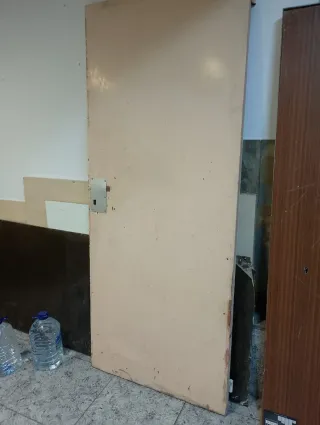 Puerta de hierro sin marco