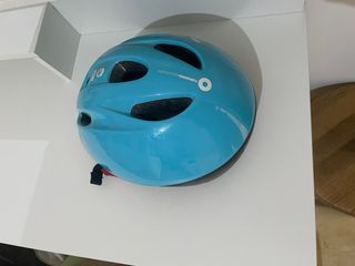 2 cascos de bicicleta.