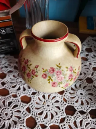 Jarrón de cerámica con rosas