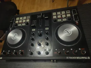 Controladora DJ Traktor Kontrol S2
