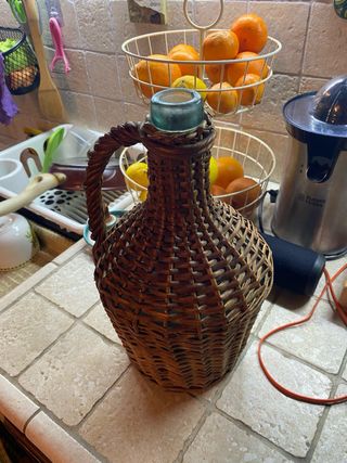 Antica bottiglia vino in vimini