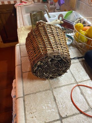 Antica bottiglia vino in vimini