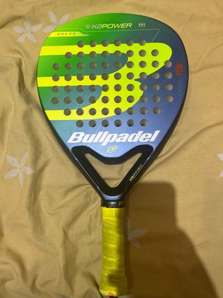 Pala de pádel vairo y Bullpadel y bolsa