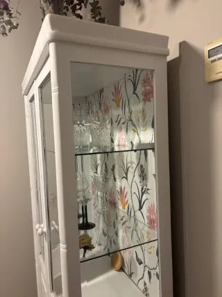 Vitrina de madera y cristal lacada