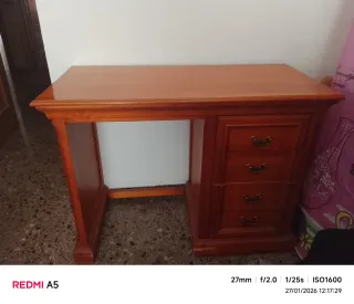 Pupitre de roble con cajones