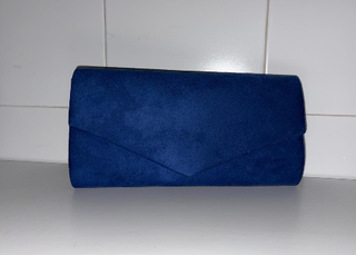 Bolso de mano azul eléctrico con cadena dorada
