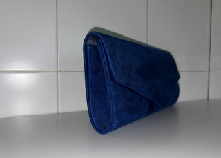 Bolso de mano azul eléctrico con cadena dorada