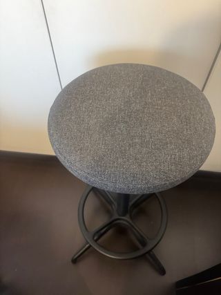 Taburete Ikea alto gris y negro