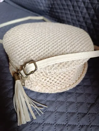Bolso redondo tejido beige con flecos