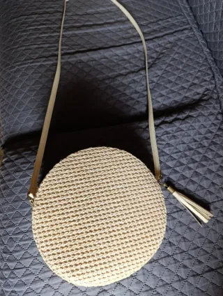 Bolso redondo tejido beige con flecos