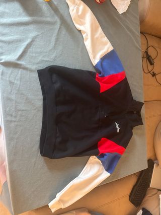 Sudadera negra con bloques de color