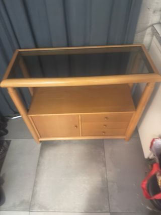 Esta es una mesa auxiliar o mueble para TV de made