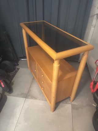 Esta es una mesa auxiliar o mueble para TV de made