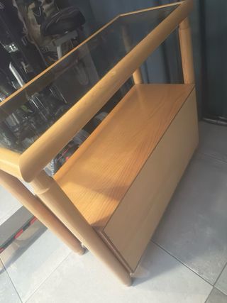 Esta es una mesa auxiliar o mueble para TV de made