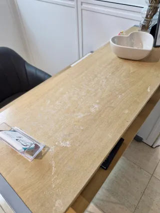 Mostrador de recepción madera y metal.