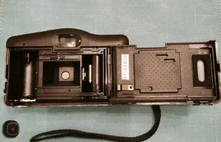 Macchina fotografica KH30 argento e nera