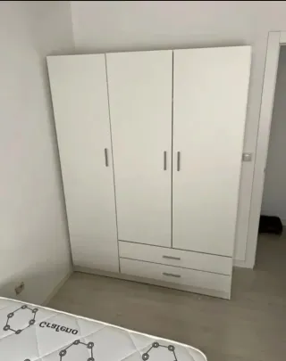 Armario blanco de madera