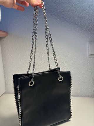 Bolso negro con tachuelas y cadena