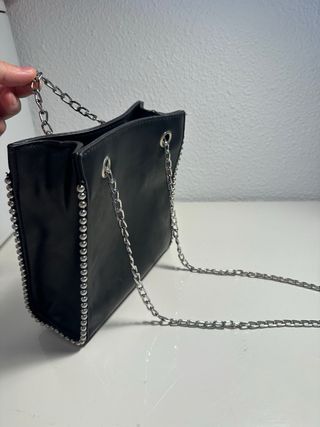 Bolso negro con tachuelas y cadena